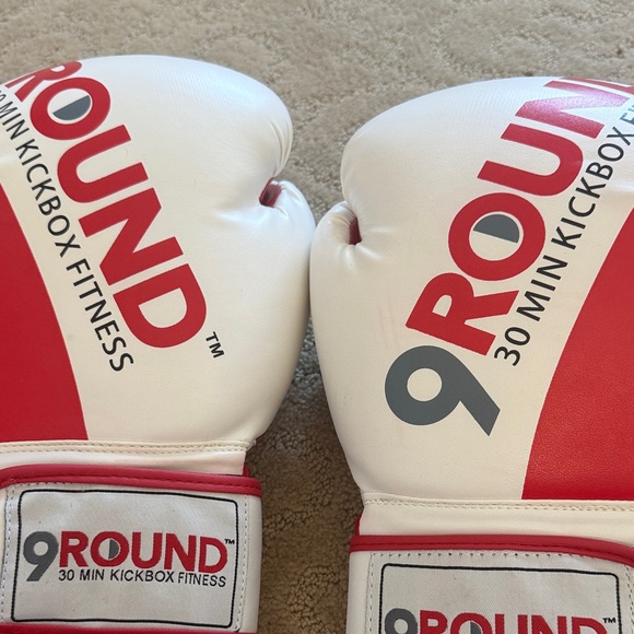 9Round Red and White Boxing Gloves - Picture 4 of 4